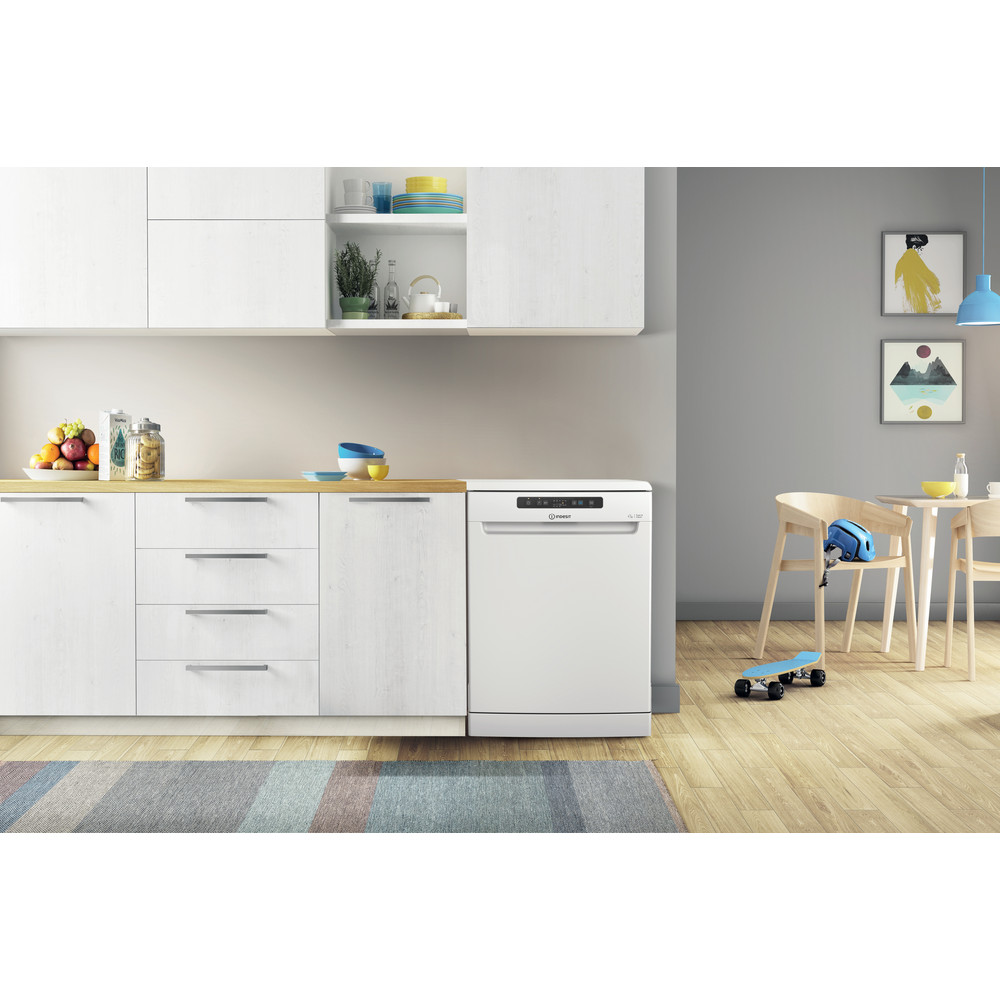 INDESIT FULL SIZE FS DISHWASHER 13 PLACE DFC2B16UK 